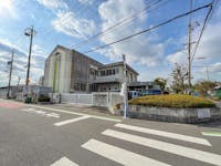 大垣市立安井幼稚園まで30m～110m 徒歩1分～2分。現地より近く、送迎に便利な距離。共働きのご家庭にも嬉しい立地です。園の教育目標：「元気て仲よくがんばる子」。園庭には、さくらんぼ・ビワ・みかんの木や、砂場・総合遊具などが設置されています。