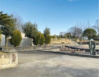 中央公園まで930m 徒歩12分。広い芝生のある、自然豊かな公園。遊具や広場もあり、お子様ものびのびと遊ぶことができそうです。日々の散歩やランニングなど、市民の憩いの場となっています。春には多くの花見客で賑わいます。