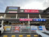 フレスポ東大阪まで1330m 自転車5分。ドラッグストアや家電量販店、飲食店などが利用可能。駐車場1300台分(EV充電スタンドあり)、駐輪場1400台分あり。営業時間は店舗により異なります。