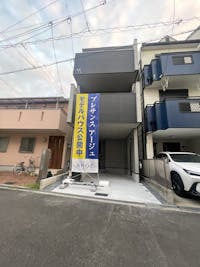 【現地外観写真】
屋根があるため、雨の日も濡れることなく自動車に乗り降りできます。前面道路幅は北側私道約4.54mで、自動車の入出庫もしやすそうです。