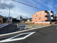 【前面道路含む現地写真】
複数の幼保施設や公園、教育施設が徒歩9分圏内に揃います。小児科や産婦人科がある総合病院もほど近く、子育てファミリーにも暮らしやすいロケーションです。