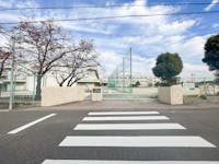 名古屋市立大曽根中学校まで1180m～1190m 徒歩15分。1947年開校。校訓：「強く　正しく　清らかに」。毎日の通学時間は、友達とのコミュニケーションを育む大切なひと時。楽しくお喋りをしていると、あっという間に到着しそうです。