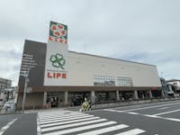 ライフ 夙川店まで100m 徒歩2分。食料品・お酒・日用品・手作りパン・医薬品・衣料品の取り扱いがあるスーパー。当日お届けサービスやネットスーパーも利用可能。/営業時間9:30～24:00(ドラッグコーナー9:30～21:00)