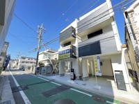 【前面道路を含む現地写真】
小学校まで徒歩2分。幼保施設や広場、体育館も徒歩圏内にあり、子育てファミリーにも暮らしやすい住環境です。ぜひ実際に現地の様子をご確認ください。