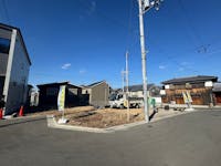 【現地写真】
JR学研都市線「野崎」駅まで徒歩10分！じゃんぼ食鮮館や、薬局・各科医院が揃う南津の辺メディカルモールも徒歩11分圏内に点在。毎日のお買い物や通院もスムーズに行えます。