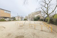 桂橋児童公園まで現地より130m・140m 徒歩2分。大きな広場に、すべり台やジャングルジム、ブランコなどの遊具が設置されています。周辺には、お子様とお出かけしやすい緑豊かな公園が徒歩11分圏内に点在しています。