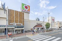 イズミヤ 枚方店まで現地より1020m～1050m 徒歩13分～14分。食品、文具、生活雑貨、ファッション、家電量販店、レストランなどの専門店が入っているショッピングセンターです。/営業時間 9:30～21:00※専門店は異なります。