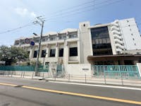 大阪市立東都島小学校まで520m 徒歩7分。1942年に設立された公立小学校。学校教育目標「○よく考え進んでする子○なかよくする子○明るく強い子」。低学年のお子様に負担の少ない距離で、安心して送り出すことができそうです。