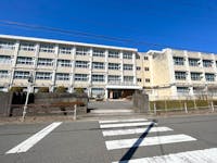 岐阜市立陽南中学校まで1440m～1470m 徒歩18分～19分。教育目標は、課題に向かって、主体的に学習に取り組む生徒「わかる」、ねばり強く心身を鍛える生徒「やりきる」、思いやりの心をもって、仲間と協力できる生徒「助けあう」です。