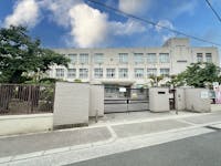 大阪市立中浜小学校まで270m 徒歩4分。1915年に設立された公立小学校。校訓：「たくましい子」。学校のHPでは、児童たちの様子が写真付きで定期的に紹介されているほか、こだわりのつまった美味しそうな給食が毎日更新されています。