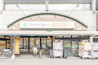 エムジーショップ 大徳寺店まで310m～320m 徒歩4分。精肉をはじめ、寿司や弁当・おはぎなどの惣菜、「旬」の青果などの取り扱いがあるスーパー。/営業時間9:30～21:45(年中無休※年始除く)、駐車場有(約4台)