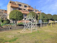 なかよし公園まで130m～140m 徒歩2分。住宅地の中にある小さな公園です。園内にはジャングルジムなどの遊具が設置されています。歩いてすぐの距離なので、ちょっとした空き時間にお子さまを連れて遊びに行けます。