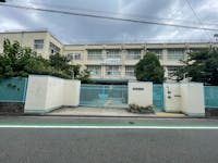 大阪市立南百済小学校まで590m～620m 徒歩8分。1874年に設立され、150年の歴史を誇る小学校です。教育目標は「確かな学力・豊かな人間性・心身ともに健康な子どもを育てる」。校訓は「自主　創造　協同　責任」です。