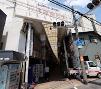 三津屋商店街まで130m～140m 徒歩2分。長さ約550ｍのアーケードの通りに約60の店が軒を連ねます。住宅や中小の工場が混在する地域にあり、下町の雰囲気を残す古き良きを感じられる商店街に、現地より気軽に訪れることができます。