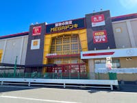 MEGAドン・キホーテ UNY岐阜店まで現地より570m～590m 徒歩8分。ディスカウントスーパー・飲食店・100円均一ショップ・病院などの専門店が入っています。多彩な店舗が揃い、一度に買い物を済ませることができそうです。/営業時間9:00～0:00、駐車場有