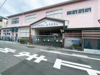 幼稚園型認定こども園 香櫨園幼稚園まで960m 徒歩12分。預かり保育実施有(登園日の7:30～8:30、保育終了後～19:00)。『やさしいこころとつよいからだのあかるいげんきなこども』が教育理念とされています。給食・おやつの提供有。