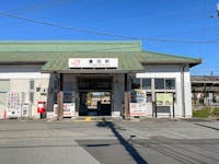 JR関西本線「富田」駅まで610m 徒歩8分。JR東海の関西本線と三岐鉄道の貨物線である三岐線が乗り入れています。駅前には、バス停やタクシー乗り場があり、すぐ近くにショッピングセンターがあります。