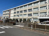 岐阜市立陽南中学校まで1590m 徒歩20分。教育目標は、課題に向かって、主体的に学習に取り組む生徒「わかる」、ねばり強く心身を鍛える生徒「やりきる」、思いやりの心をもって、仲間と協力できる生徒「助けあう」です。