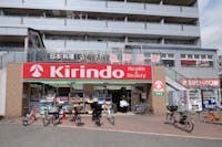 キリン堂 加島店まで240m 徒歩3分。調剤コーナーが併設されているドラッグストアです。薬・健康食品・ベビー用品・ペット用品などの取り扱いがあります。現地より近く、急な入用の際にも便利です。/営業時間9:00～21:45