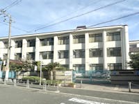 大阪市立鶴見南小学校まで400～420m 徒歩5～6分。1988年設立。学校教育目標：「よく考え、すすんでやりぬく子どもを育てる。豊かな心を持ち、互いに認め合い支えあう子どもを育てる。自分の健康に関心をもち心身ともに丈夫な体を持つ子どもを育てる」。小学校のHPでは、写真付きで学校日記が更新されていますので、お子様の学校での様子を知ることができます。