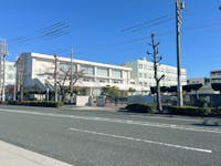 名古屋市立一柳中学校まで1060m～1080m 徒歩14分。1951年設立の公立中学校。教育目標：『知・徳・体の調和のとれた人間形成』。地域清掃や職場体験学習などを通じて、地域とのかかわりに対する意識、ボランティア意識の高揚にも努められています。