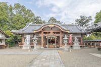 百濟王神社まで現地より280m～330m 徒歩4～5分。奈良時代、百済王氏の祖霊を祀る祠廟として百済寺とともに創建されたと考えられている神社。東側に、百済寺跡公園が隣接しています。