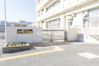 長岡京市立長岡第六小学校まで330m～340m 徒歩5分。6年間毎日通うのに、負担が少ない距離。集団登校が行われているため、低学年のお子様のいるご家庭の保護者の方も、安心して見送る事ができそうです。HPに学校生活の様子などが掲載されています。