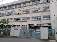 大東市立深野小学校まで220m 徒歩3分。2013年に設立された公立小学校。教育目標：『「未来を切り拓く、たくましい「ふこのっこ」の育成』。低学年のお子様の通学の負担が少ない距離で、親御様は安心して送り出すことができます。