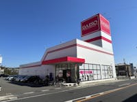 ザ・100YEN PLAZA ダイソーアンドアオヤマ城陽店まで現地より460m 徒歩6分。あらゆるジャンルの品物を揃えた、100円均一ショップ。ご引越し後も、徒歩圏内にあると何かと重宝しそうです。取り扱い商品：食料品・化粧品・生活用品・衣料品・玩具・家具・家電・園芸用品など。/営業時間10:00～21:00