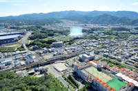 【プレサンス アージュ 岡場ひだまりテラス／空撮写真】
～「岡場」駅徒歩圏プロジェクトが始動！～ 神戸電鉄三田線「岡場」駅へ徒歩約9～10分！スーパーや大型商業施設等、生活利便施設が充実の街並みに、全39区画の自由設計タウンが誕生します。
（※現地上空からの航空写真（2024年10月撮影）に一部CG処理を施したものです。また、光の柱は本物件位置を示すためのものであり、建物の高さや規模を表現したものではありません。あらかじめご了承ください。）