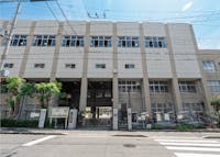 神戸市立烏帽子中学校まで570m～600m 徒歩約8分。部活動などで忙しいお子様にも嬉しい距離です。1962年設立。校訓：「真理・正義・友愛・責任」。学校HPにて、毎月のスケジュールや学年だより、授業・行事の様子などが写真付きで紹介されています。