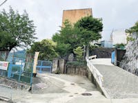 西宮市立苦楽園中学校まで1570m 徒歩20分。1974年に設立された公立中学校。『心豊かで心身ともに逞しい生徒の育成』が学校教育目標として掲げられています。HPにて、年間計画や学校だよりなどがアップされています。