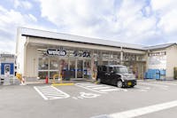 ウエルシアダックス 東山本町店まで590m～610m 徒歩8分。調剤薬局が併設されている店舗で、日用品のお買い物と一緒に利用できます。/店舗営業時間9:00～24:00、調剤薬局営業時間平日9:00～18:00、土9:00～13:00、日祝休業