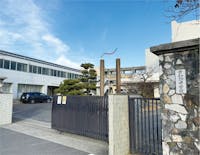 市立古知野中学校まで1190m 徒歩15分。1947年設立。毎日の通学時間は友達とのコミュニケーションを育む大切なひと時。楽しくお喋りをしているとあっという間に到着しそうです。学校HPにて授業・行事の様子が写真付きで紹介されています。