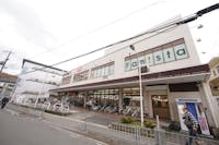 グルメシティ野崎店まで現地より350m 徒歩5分。1階フロアで精肉、鮮魚、青果、惣菜、酒等、2階フロアで衣料品、肌着、洋品等の販売があります。利用可能サービス：ATM・Free Wi-Fi等。/営業時間7:00～翌午前1:00、駐車場有(14台)