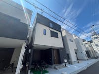 【前面道路含む現地写真】
保育園・小学校・公園が徒歩10分圏内にあり、低学年のお子様のいるご家庭も暮らしやすい住環境です。スーパーも徒歩7分圏内にあり、買い出しもスムーズに行えます。