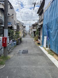 【前面道路含む現地写真】
幅員約4.0mの南側私道に接道。接道側に南向きのバルコニーを設け、開放感を演出。すぐそばになかよし公園があり、自然を感じながらのびのびと暮らせる住環境です。