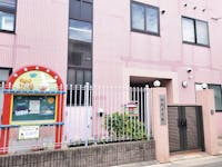 親愛保育園まで360m 徒歩5分。定員：90人、受入年齢：0歳～5歳児、保育時間7:00～19:00。保育方針：「心と身体の自立を促す保育」。現地より近く、送迎に便利な距離にあります。共働きのご家庭にも嬉しい立地です。