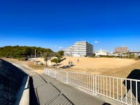 望海浜公園まで徒歩6分(現地より約420m～450m)。望海浜に隣接しています。すべり台やブランコ、スプリング遊具、グラウンドなどが設置されています。松林があり、緑豊かな公園です。