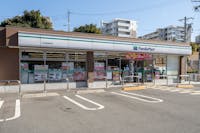 ファミリーマート 奈良鶴舞西店まで950m～1010mまで徒歩約12分～13分。駐車場があり、お車でお出かけの際に立ち寄ることができます。利用可能サービス：マルチコピー・証明写真・Wi-Fi・多目的トイレなど。/24時間営業