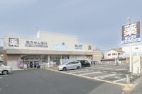 ダックス右京葛野八条店まで730m・780m 徒歩10分。医薬品の他、食料品などの取り扱いがあります。営業時間は9:00～24:00、調剤薬局は9:00～14:00、15:00～19:00、土曜9:00～13:00、日祝は休業日です。