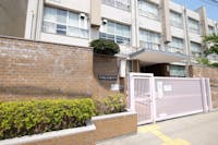 大阪市立三津屋小学校まで220m～230m 徒歩3分。1926年に設立された公立小学校。学校教育目標：『「明るく、強く、仲良く伸びる子どもを育てる」～自ら学ぼうとする意欲をもち、思いやる心や感動する心の豊かな、たくましい子どもを育てる～』。