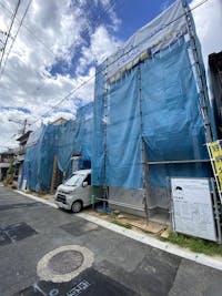 【前面道路含む現地写真】
《全2区画》木造2階建て、2LDK+2Sプラン。約2.0帖のWICや洗面収納など収納豊富な1号地と、2階に水回りとバルコニーを集約した家事ラク動線の2号地を分譲中です。