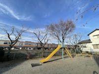 加賀野公園まで現地より580m 徒歩8分。ブランコやすべり台、スプリング遊具などが設置されています。線路の横にあるので、遊びながら走行する電車を眺めることができます。電車好きなお子様におすすめです。