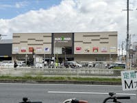 アクロスプラザ住之江まで900m 徒歩12分。スーパー万代や飲食店、衣料品店、100円均一ショップ、ペットショップなどの店舗が入る複合商業施設。駐車場が多数あるため、お車でのお買い物に便利です。/営業時間は店舗により異なります