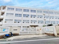 東大阪市楠根中学校まで550m 徒歩7分。校訓：『◎すなおな心で、まじめな人 ◎礼儀正しく、思いやりのある人 ◎計画性をもち、すすんでやりぬく人』。通いやすい距離にあるため、放課後の時間は部活や習い事など有意義に過ごせそうです。