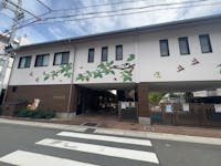 喜連幼稚園まで530m 徒歩7分。身体を思いきり動かすことができる広い運動場や、緑豊かなガーデンと畑がある屋上等の施設が整えられています。体操・英語・音楽など、成長に合わせた専門的な指導も行われています。