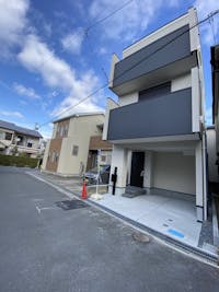 【現地】
雨の日の乗降もしやすいインナーガレージ付き◎隣接する道路の幅員は、西側私道約4.0m。ゆとりのある幅員でお車の出し入れもしやすそうです。