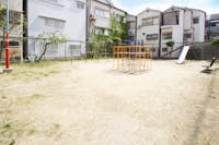 大池町児童遊園まで現地より240m・250m 徒歩3分～4分。小さなお子様の遊び場として、気軽に利用できる距離。すべり台、ブランコ、ジャングルジム等の遊具と、ベンチが設置されています。