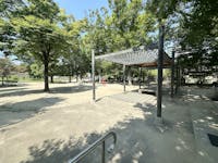 都島公園まで100m 徒歩2分。遊具やベンチ、トイレの設置がある公園。すぐに帰宅できる距離にあり、小さなお子様とも安心して気軽にお出かけできそうです。毎日の外遊びやペットとのお散歩、体力づくりの場としてもおすすめです。